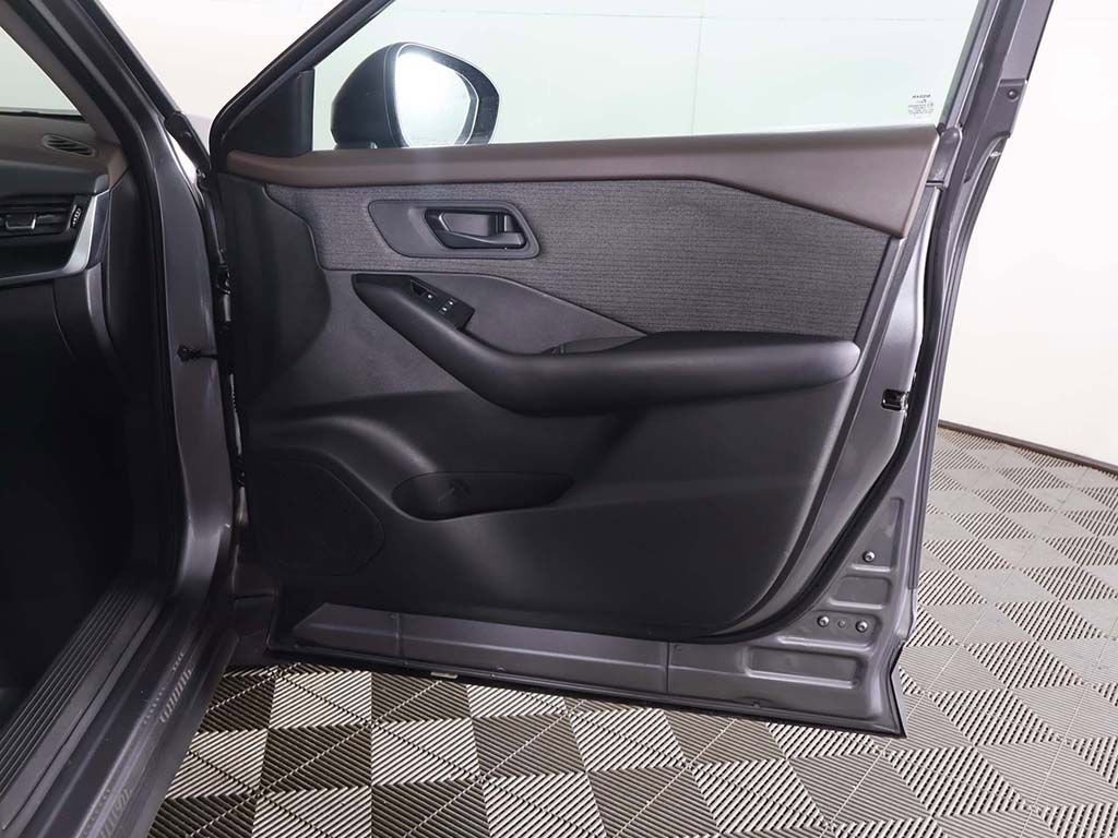 Used 2023 Nissan Rogue S image 28
