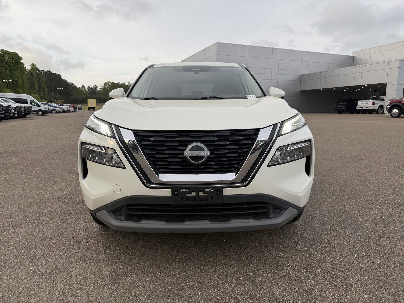 Used 2022 Nissan Rogue SV image 2