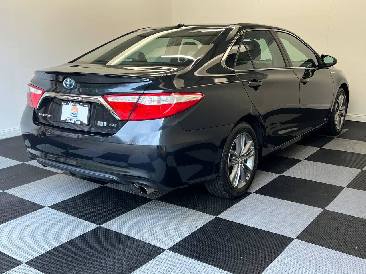 Used 2015 Toyota Camry SE w/ Moonroof Package FWD image 6