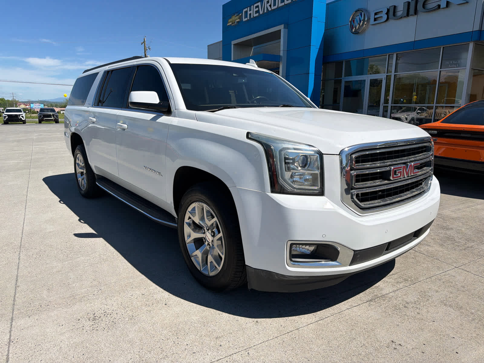 Used 2017 GMC Yukon XL SLT w/ Open Road Package AWD/4WD image 4