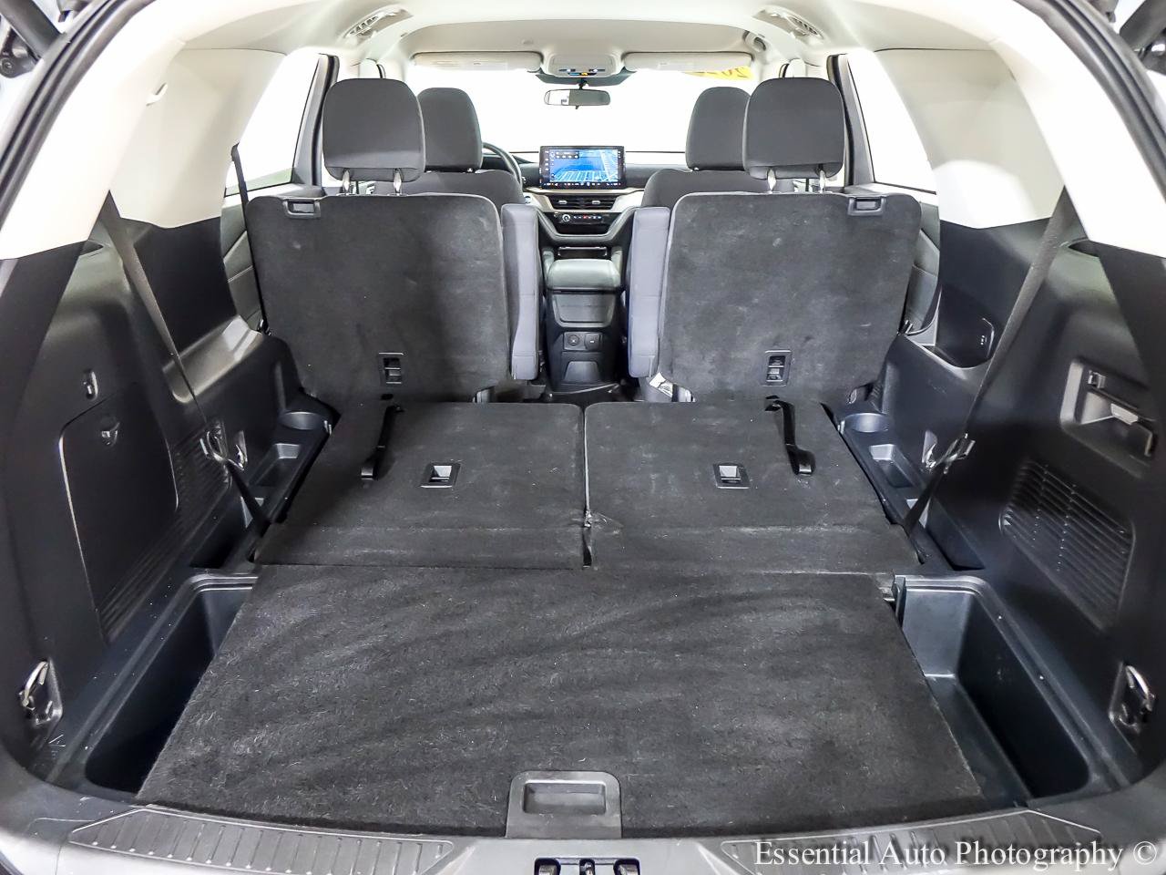 Used 2025 Ford Explorer Active AWD/4WD image 28