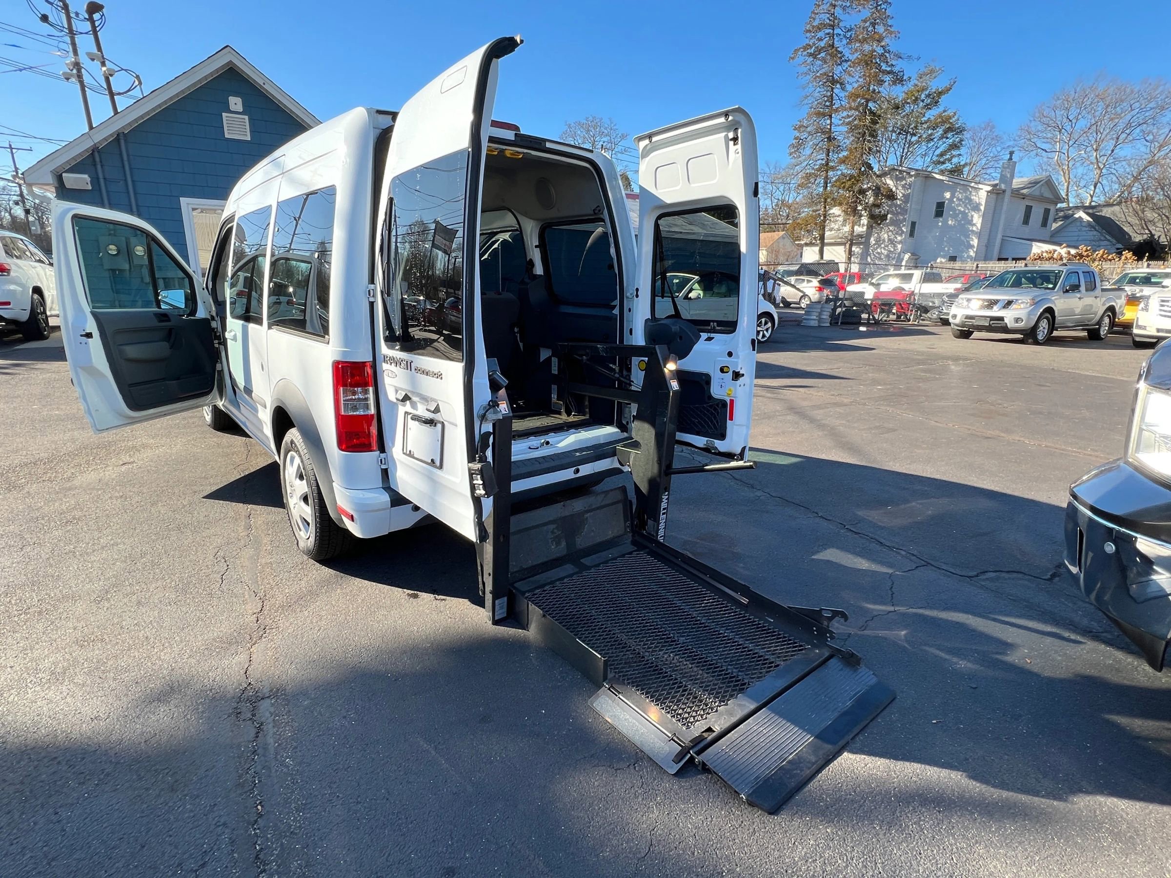 Used 2011 Ford Transit Connect XLT Premium image 18