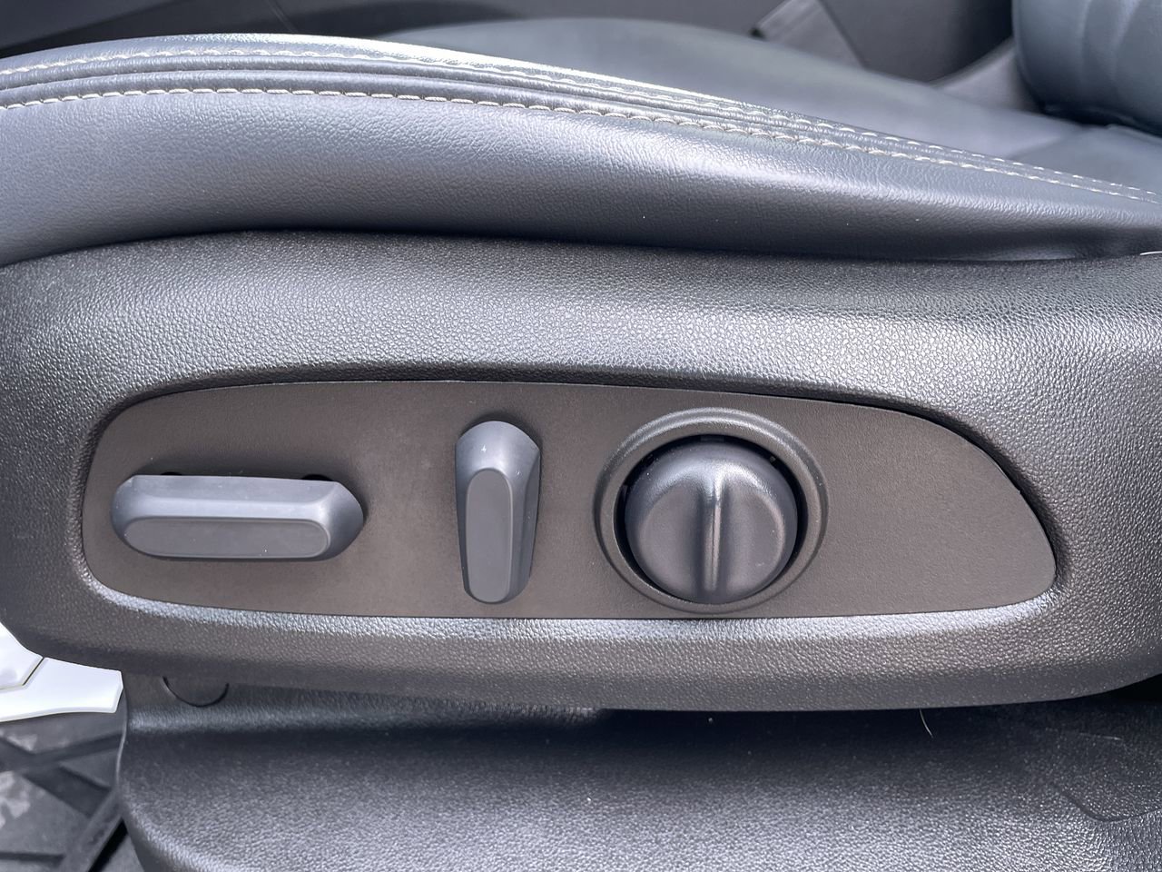 Used 2022 Buick Enclave Essence w/ Experience Buick Package image 21