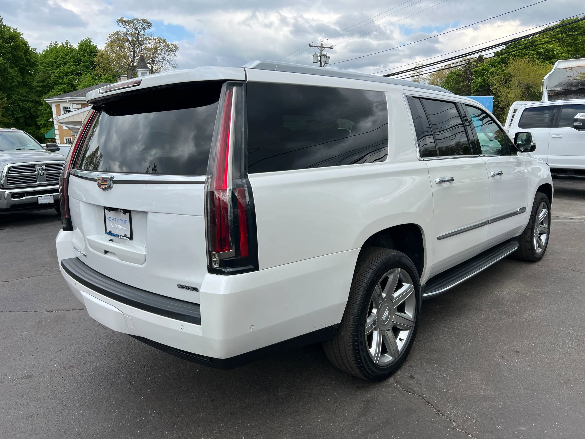 Used 2019 Cadillac Escalade ESV Luxury AWD/4WD image 5
