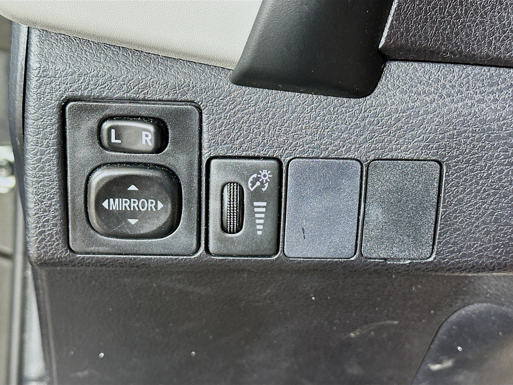 Used 2017 Toyota Corolla LE w/ Carpet Mat Package (TMS) FWD image 17