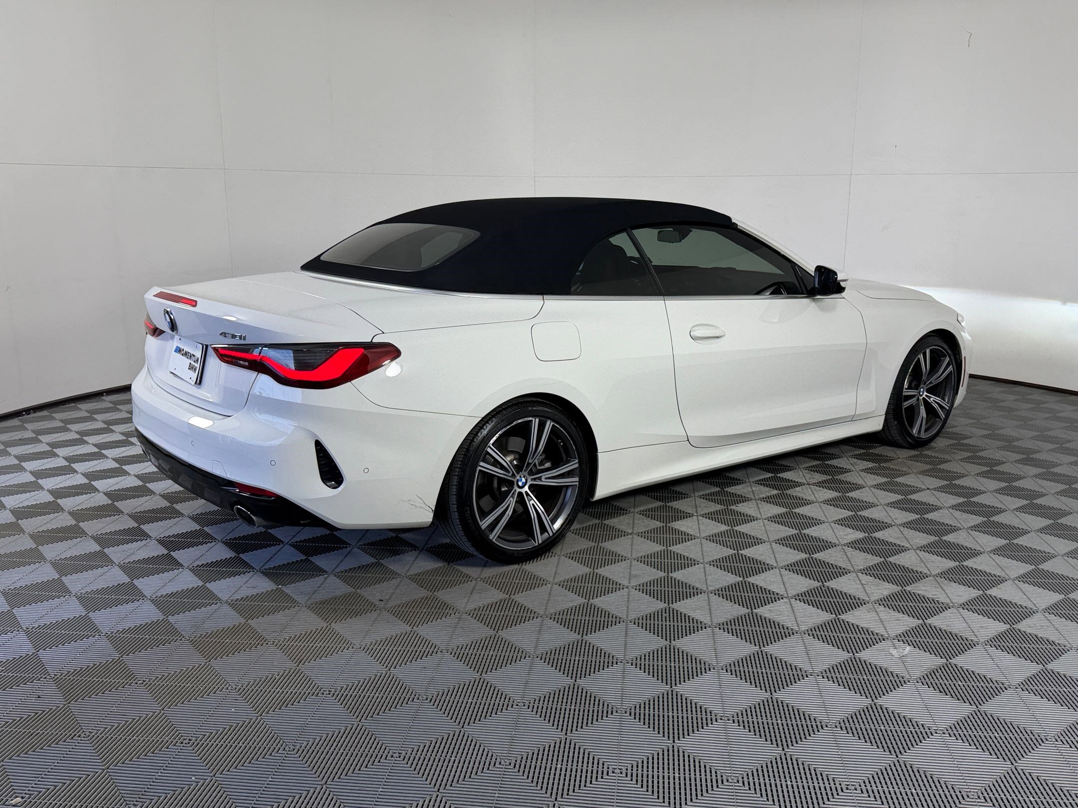 Used 2024 BMW 430i Convertible w/ Premium Package RWD image 9