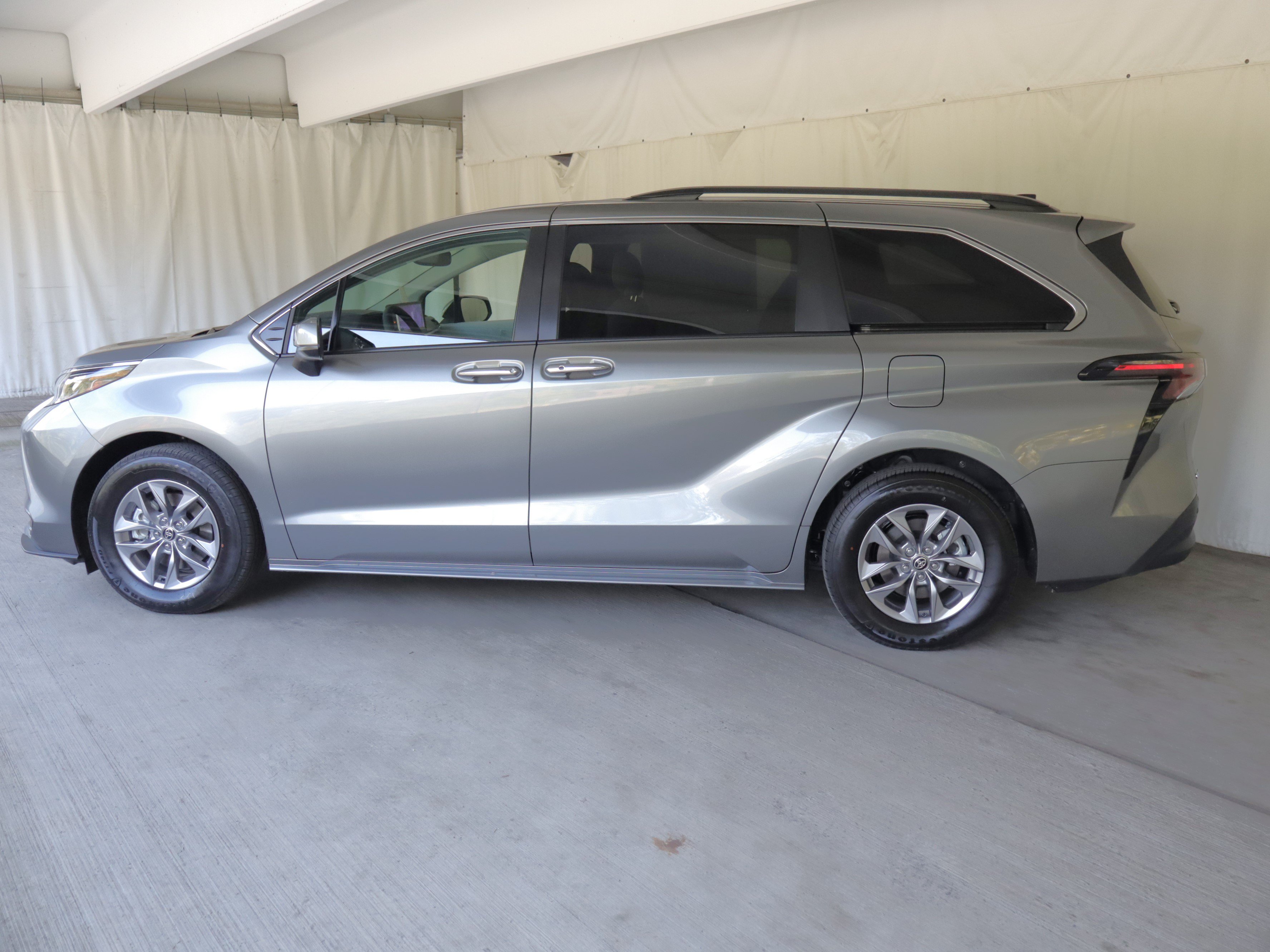 New 2026 Toyota Sienna XLE FWD image 4