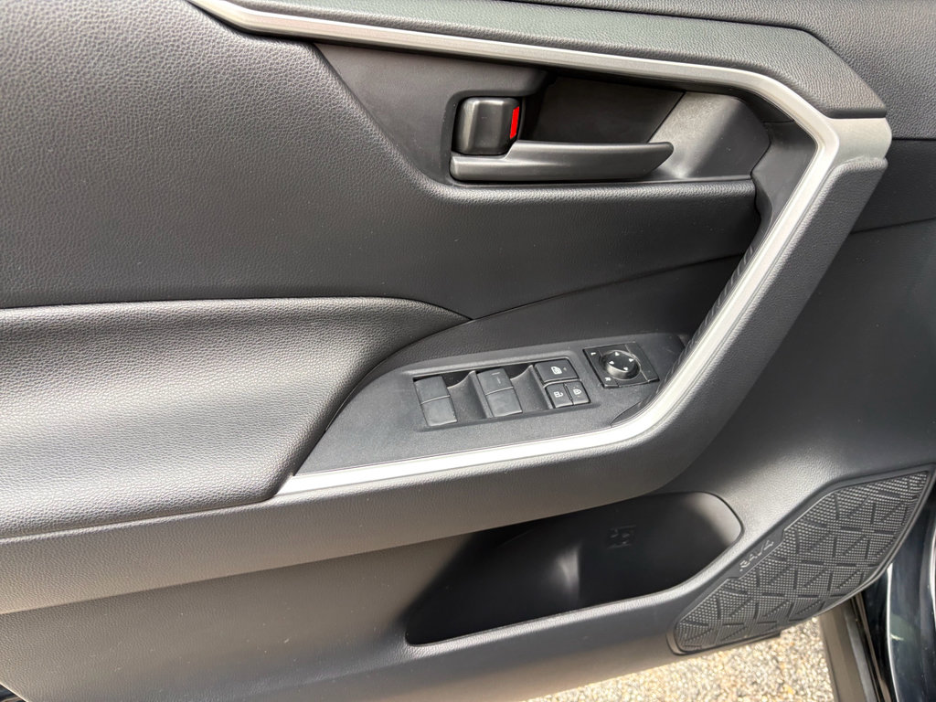 Used 2022 Toyota RAV4 LE AWD/4WD image 14
