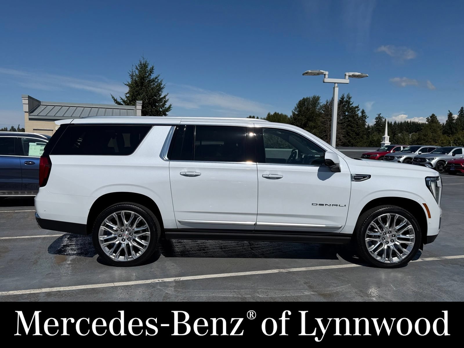 Used 2026 GMC Yukon XL Denali w/ Denali Reserve Package AWD/4WD image 4