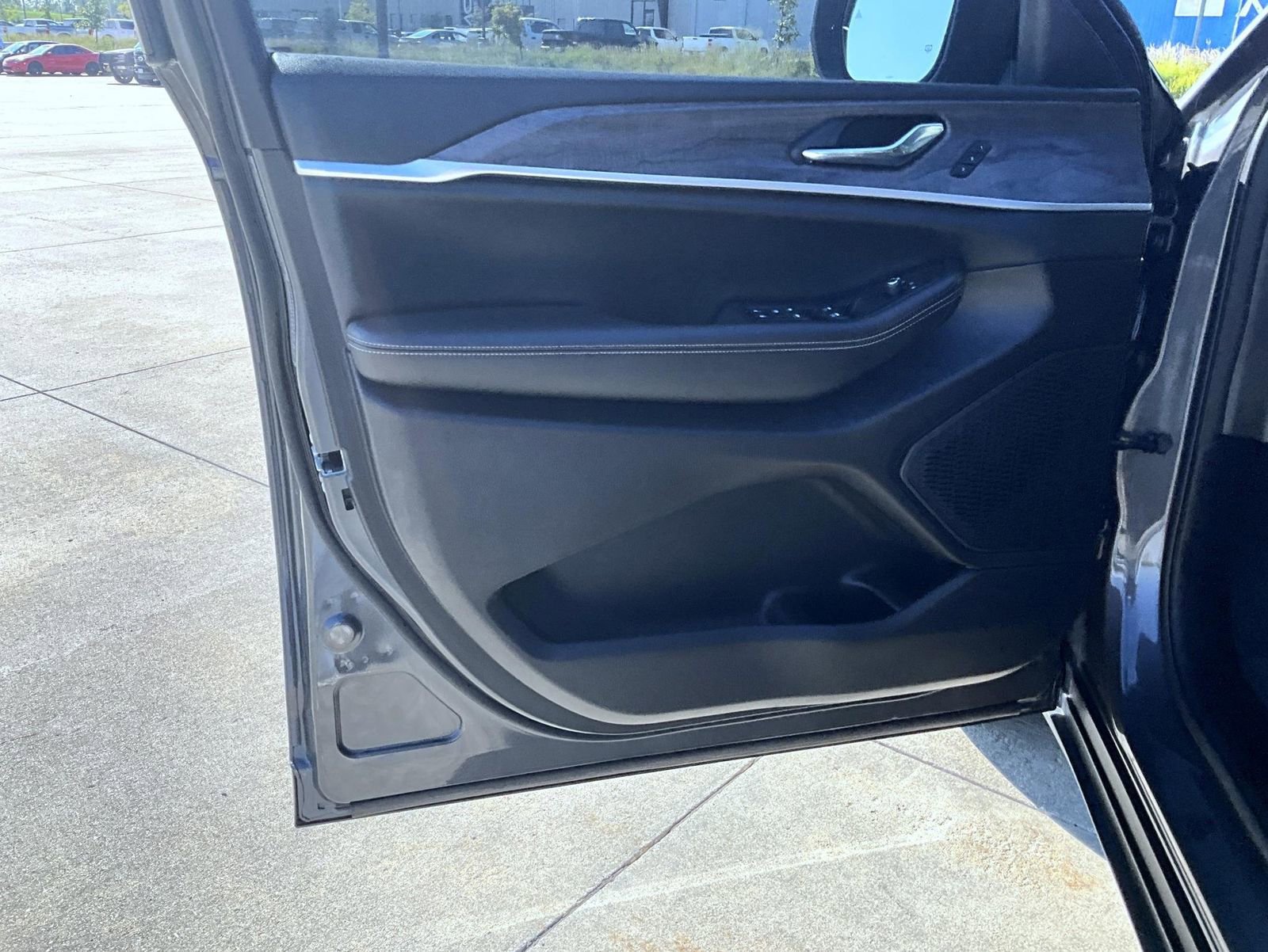 Used 2024 Jeep Grand Cherokee L Limited image 10