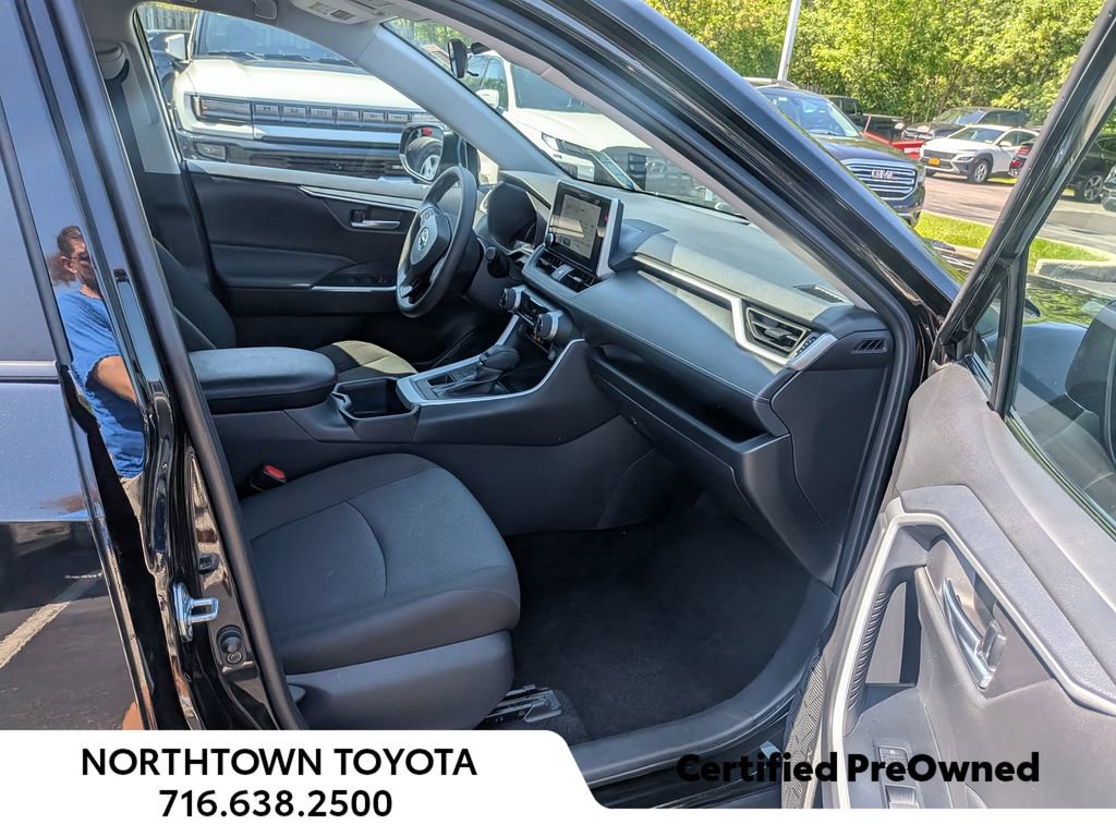 Used 2025 Toyota RAV4 XLE AWD/4WD image 11