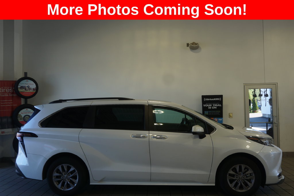 Used 2024 Toyota Sienna XLE FWD image 2