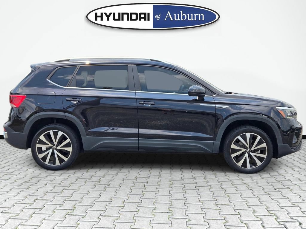 Used 2023 Volkswagen Taos SE w/ Panoramic Sunroof Package FWD image 4
