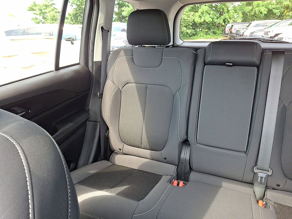 Used 2023 Jeep Grand Cherokee Laredo w/ Luxury Tech Group I AWD/4WD image 12