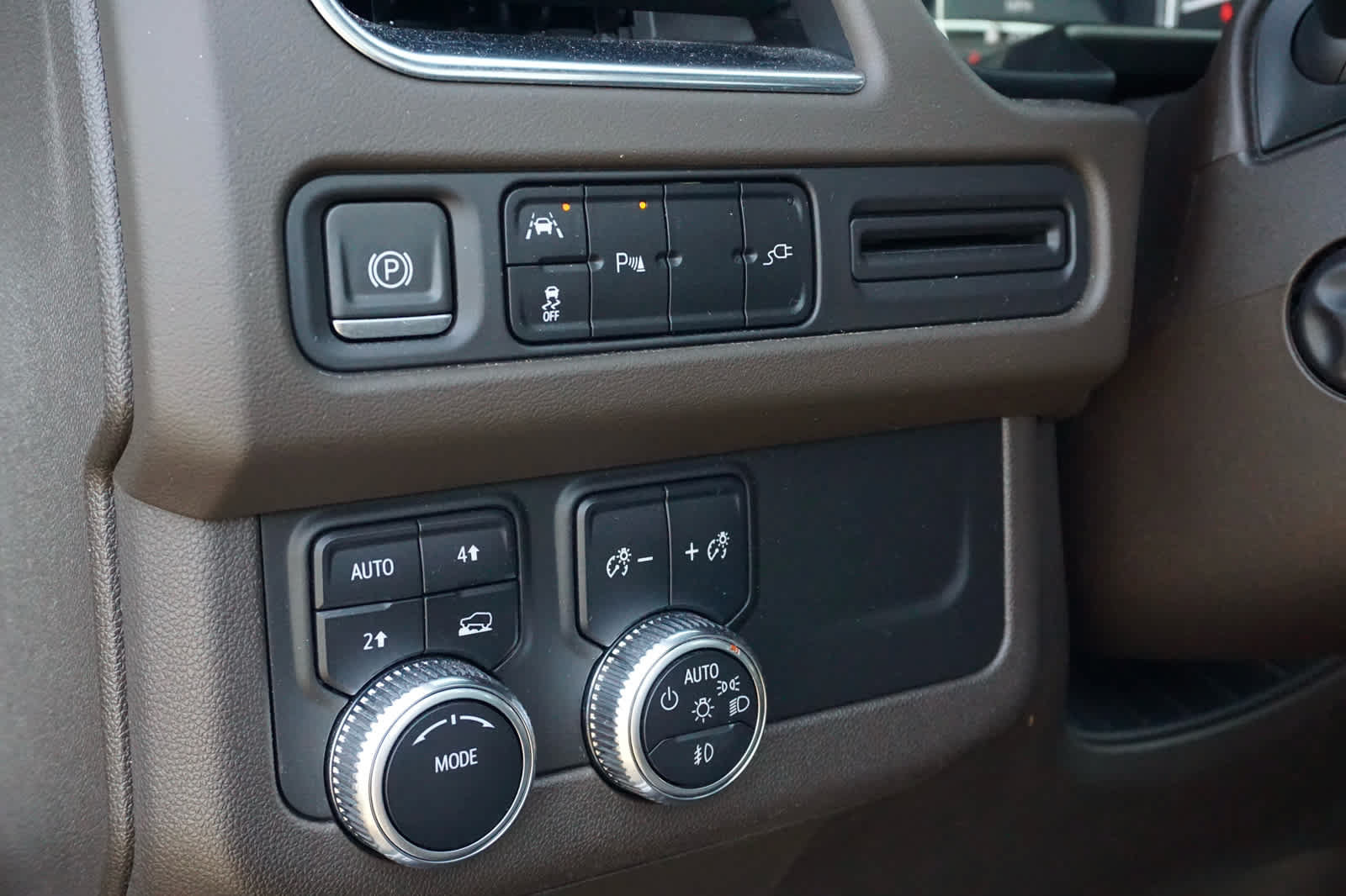 Used 2021 GMC Yukon SLT w/ SLT Premium Package AWD/4WD image 13