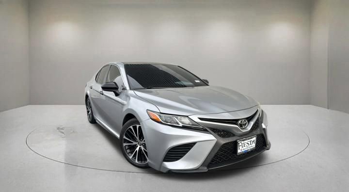 Used 2020 Toyota Camry SE w/ Carpet Mat Package FWD image 1