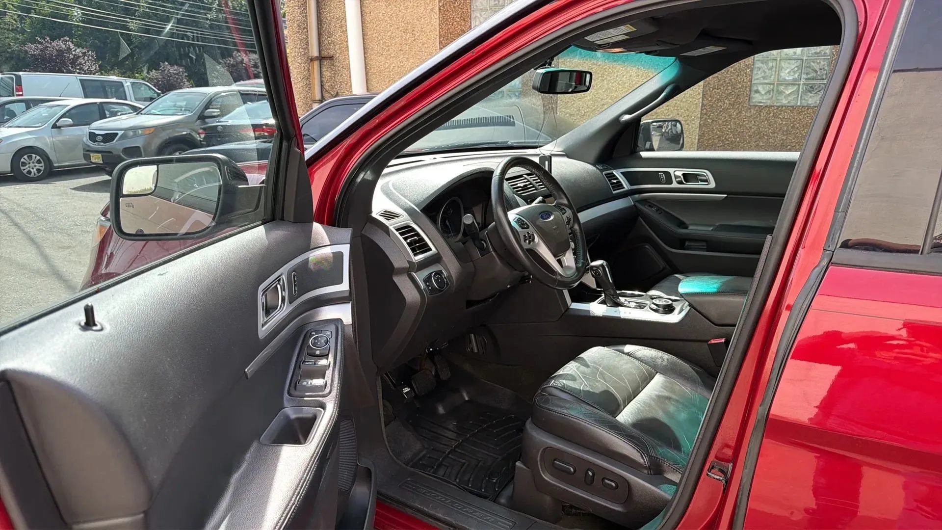 Used 2014 Ford Explorer XLT w/ Equipment Group 202A AWD/4WD image 23
