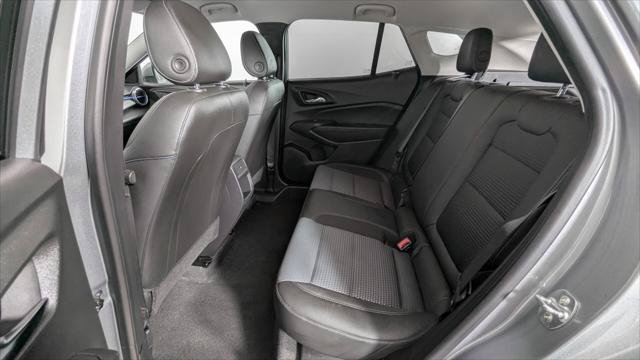 Used 2025 Chevrolet Trax LT w/ LT Convenience Package FWD image 17