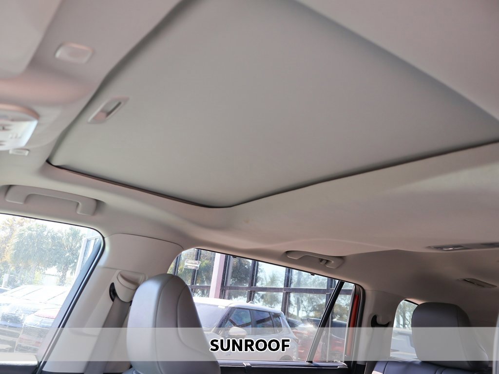 Used 2023 Toyota Highlander XLE image 3