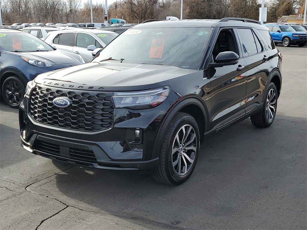 Used 2025 Ford Explorer ST-Line image 3