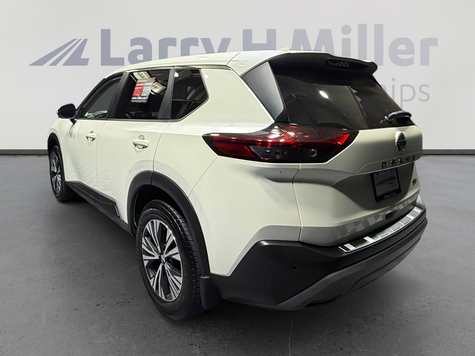 Used 2022 Nissan Rogue SV image 3