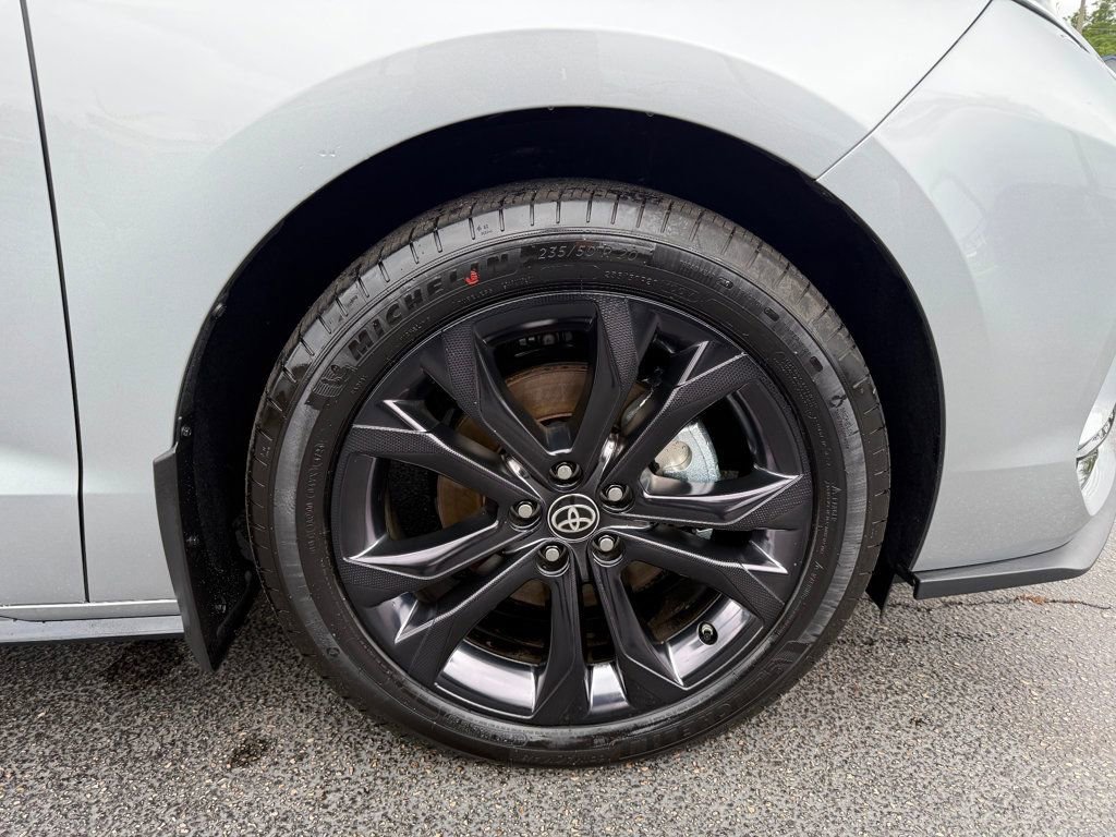 Used 2025 Toyota Sienna XSE image 33