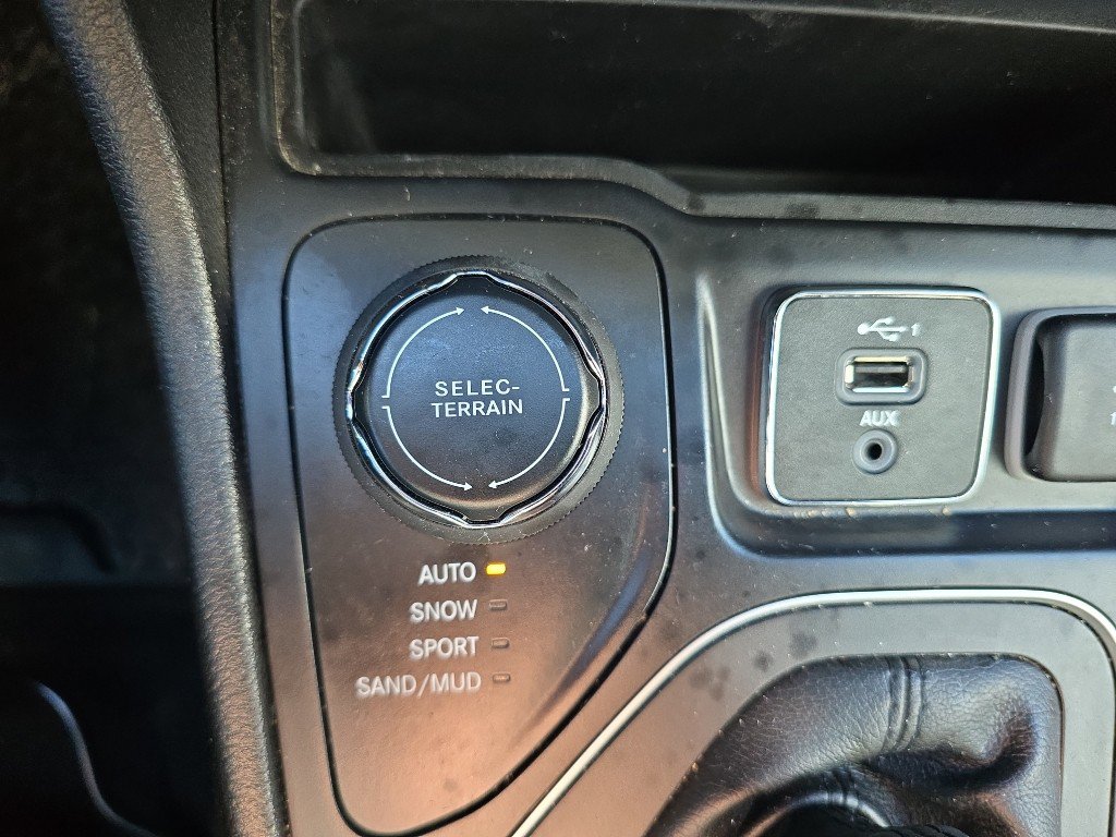 Used 2019 Jeep Cherokee Latitude w/ Cold Weather Group image 17