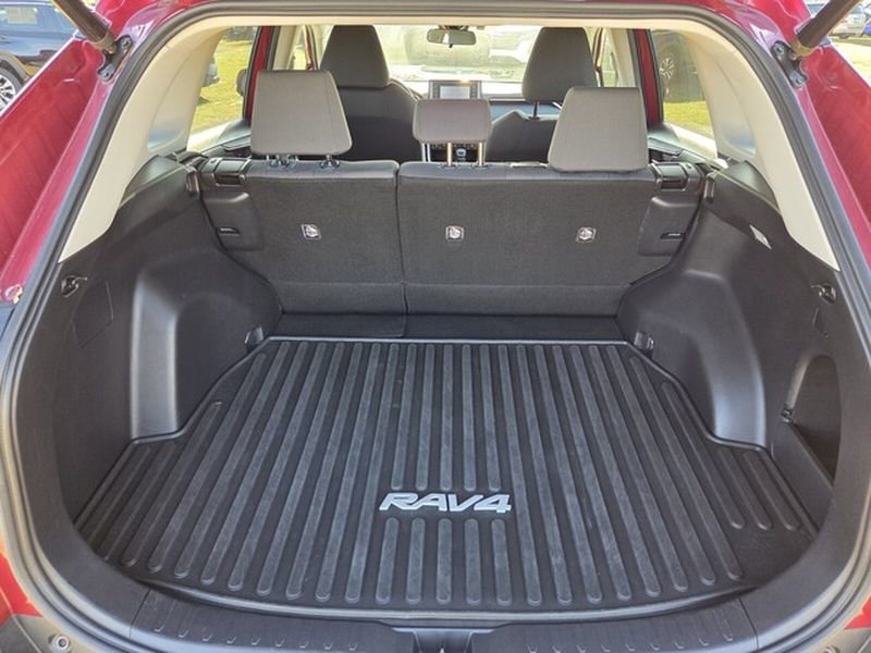 Used 2020 Toyota RAV4 XLE w/ Convenience Package image 11