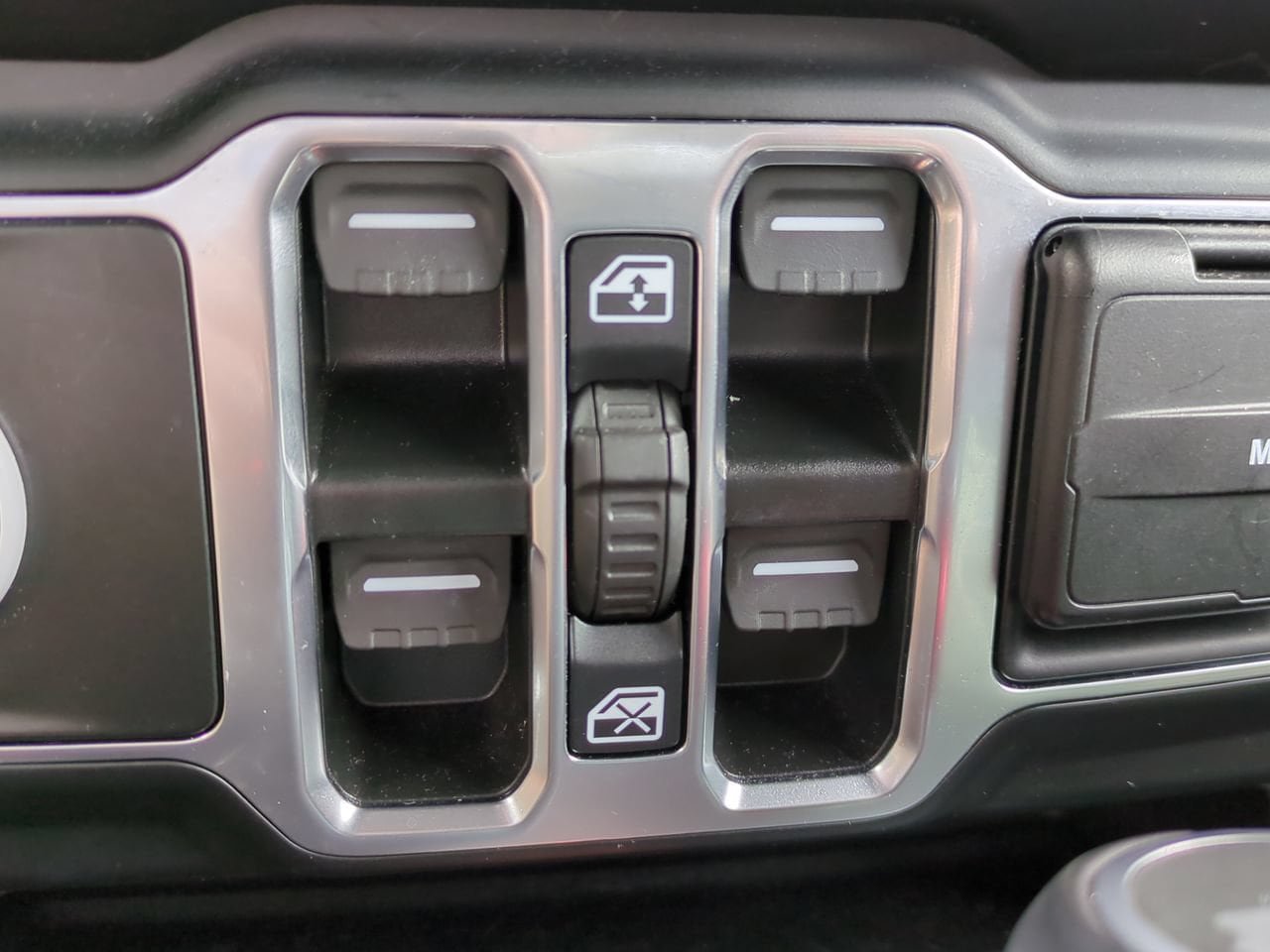 Used 2022 Jeep Wrangler Unlimited Sahara AWD/4WD image 24