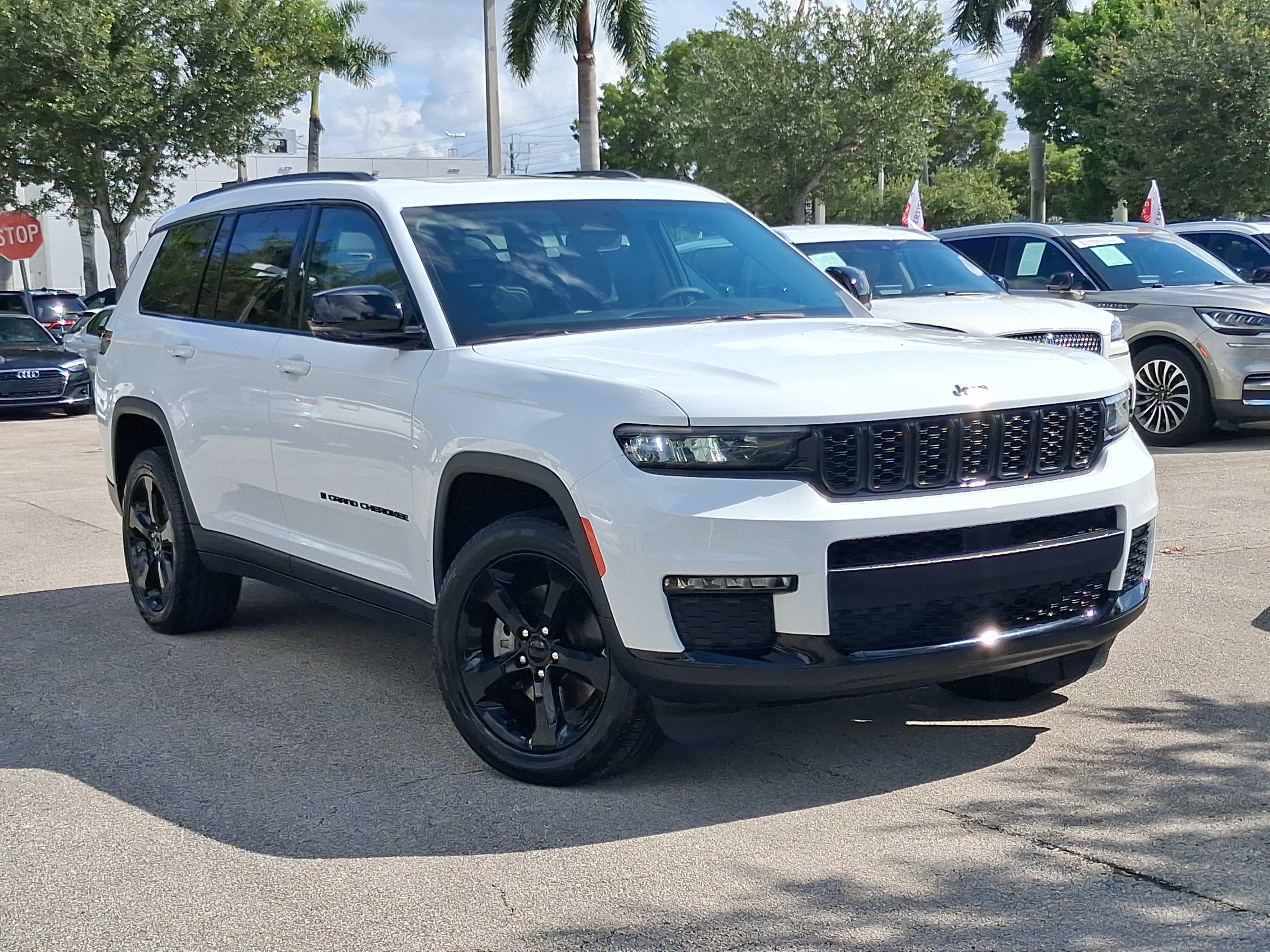 Used 2024 Jeep Grand Cherokee L Limited w/ Black Appearance Package AWD/4WD image 23
