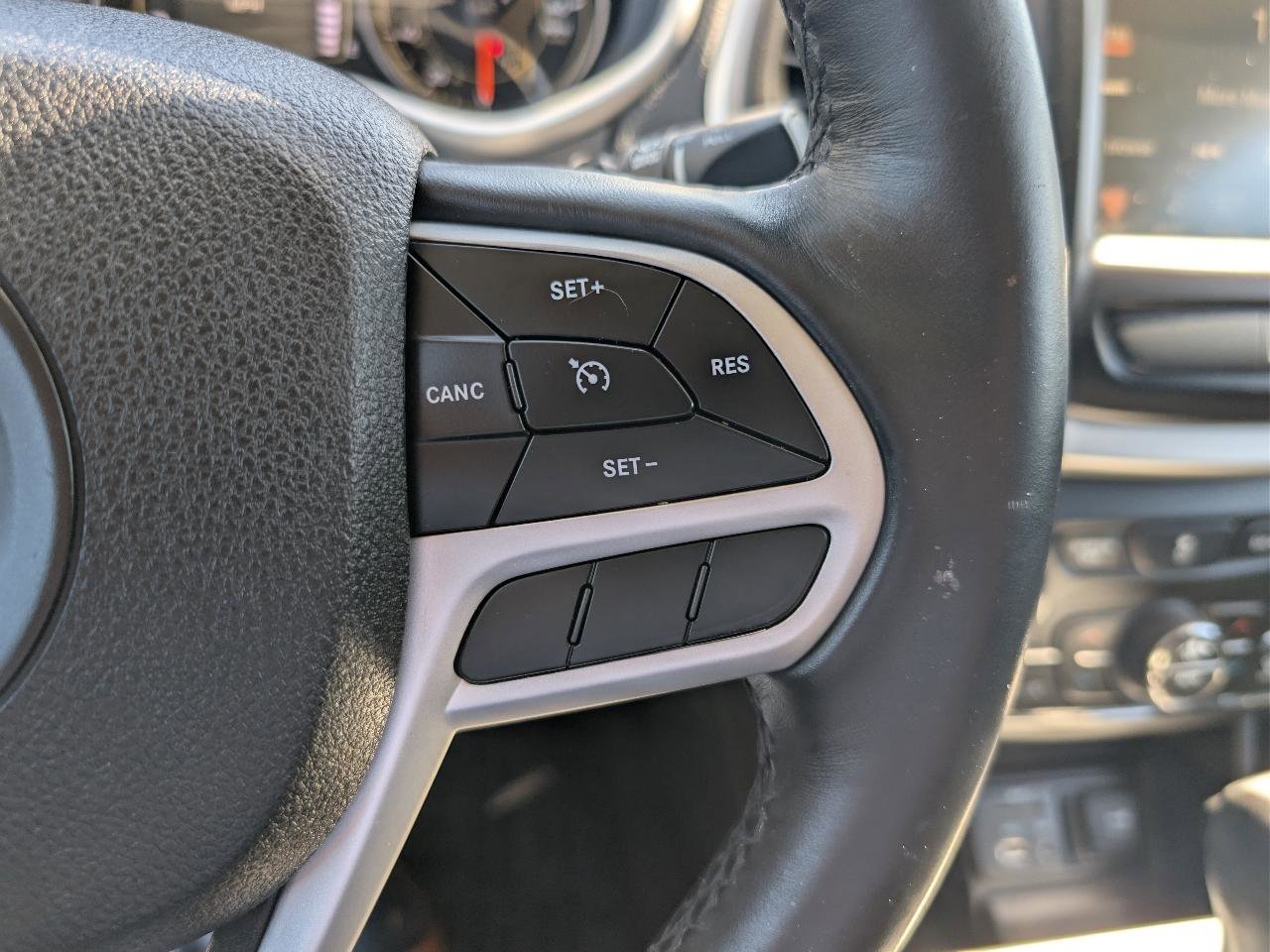 Used 2018 Jeep Cherokee Latitude Plus w/ Comfort/Convenience Group FWD image 22