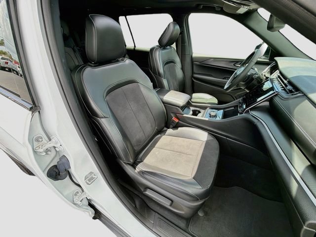 Used 2024 Jeep Grand Cherokee L Altitude RWD image 31