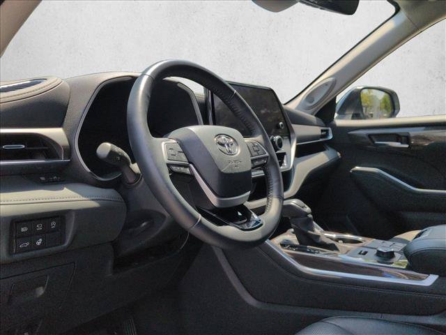 Used 2024 Toyota Highlander Limited AWD/4WD image 10