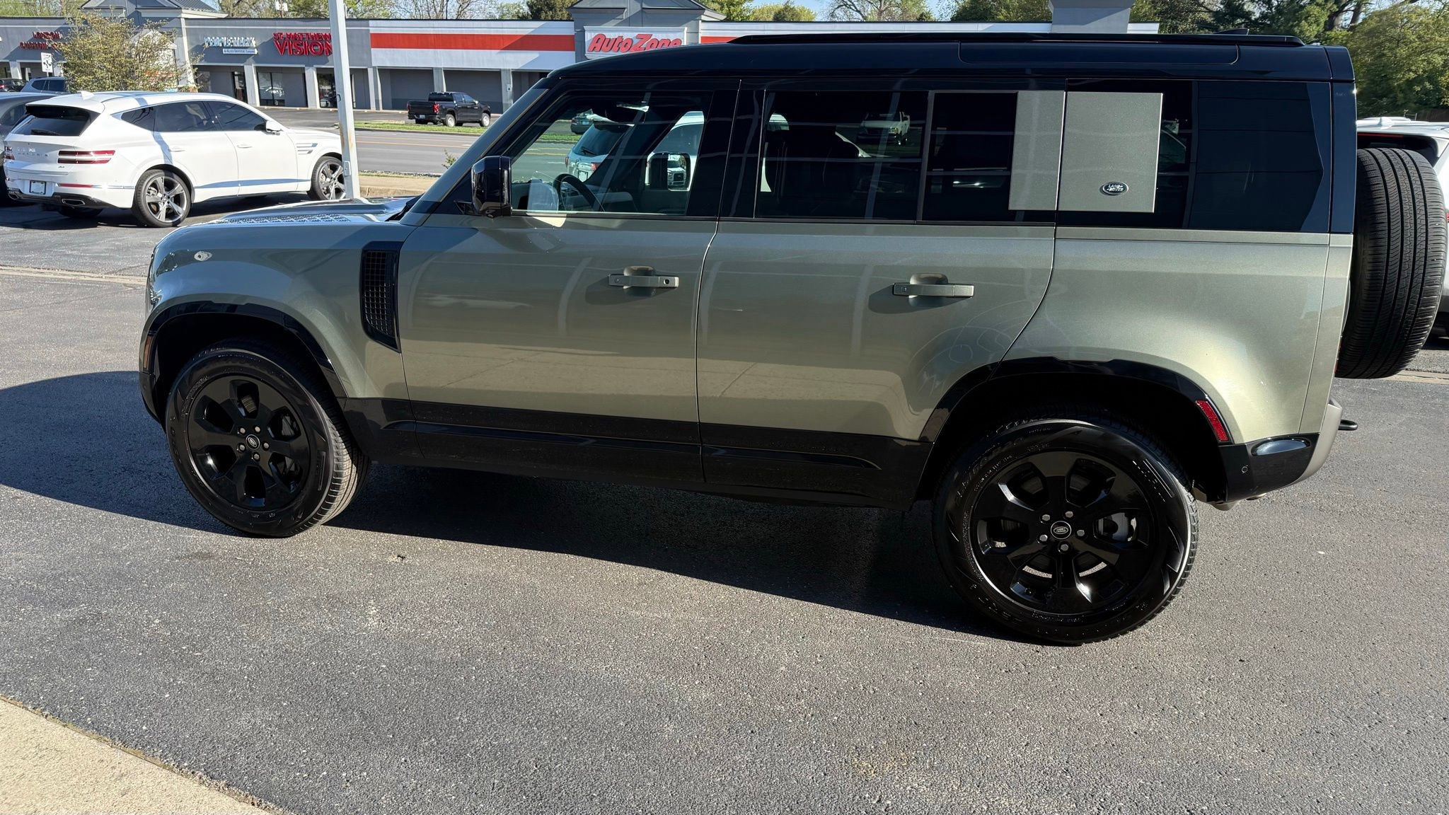 Used 2023 Land Rover Defender 110 X-Dynamic SE image 7