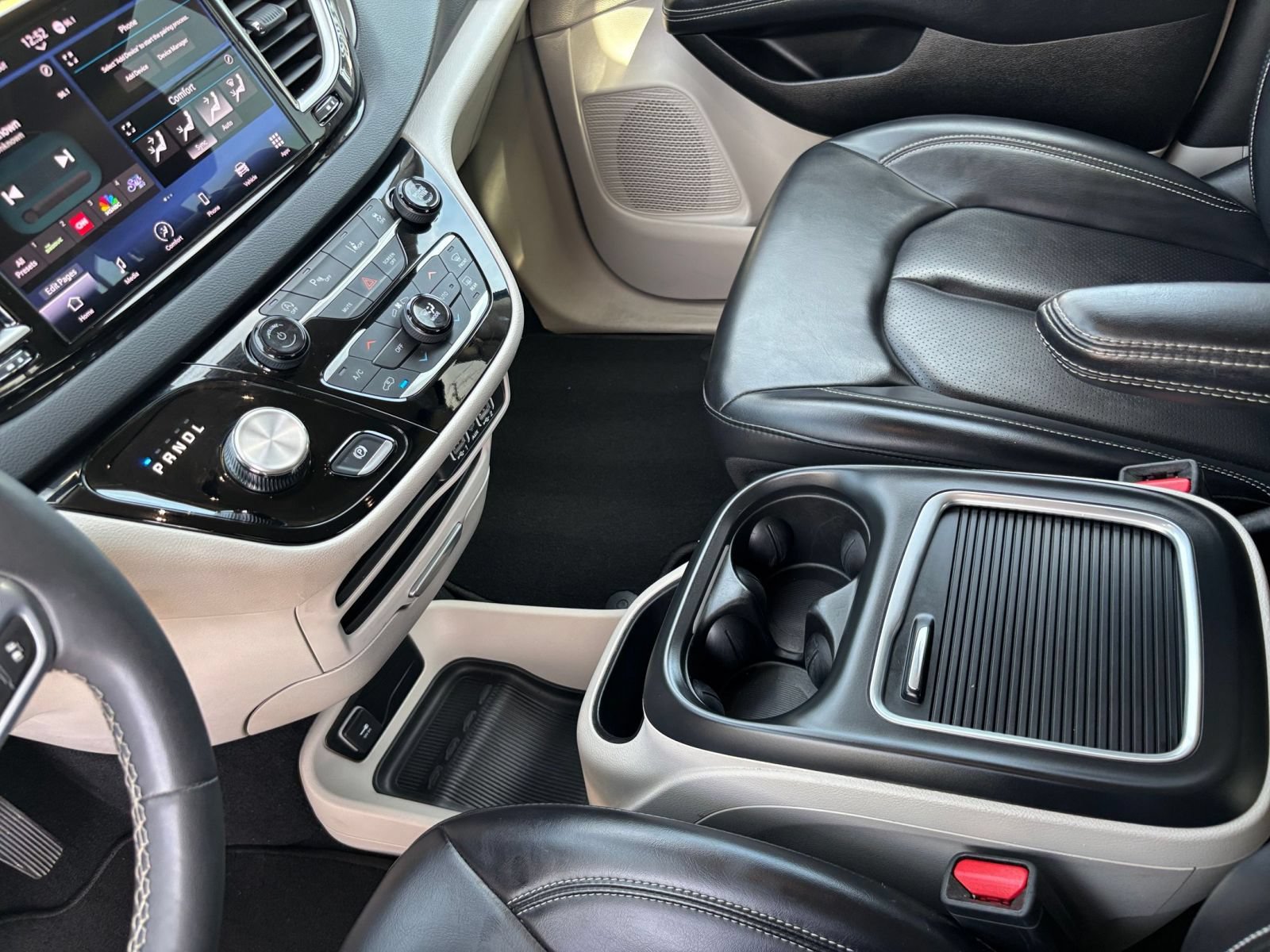 Used 2023 Chrysler Pacifica Touring-L FWD image 43