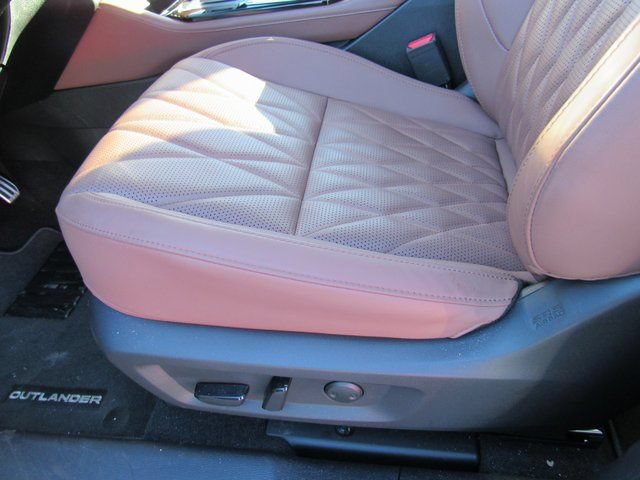 Used 2025 Mitsubishi Outlander SEL AWD/4WD image 16