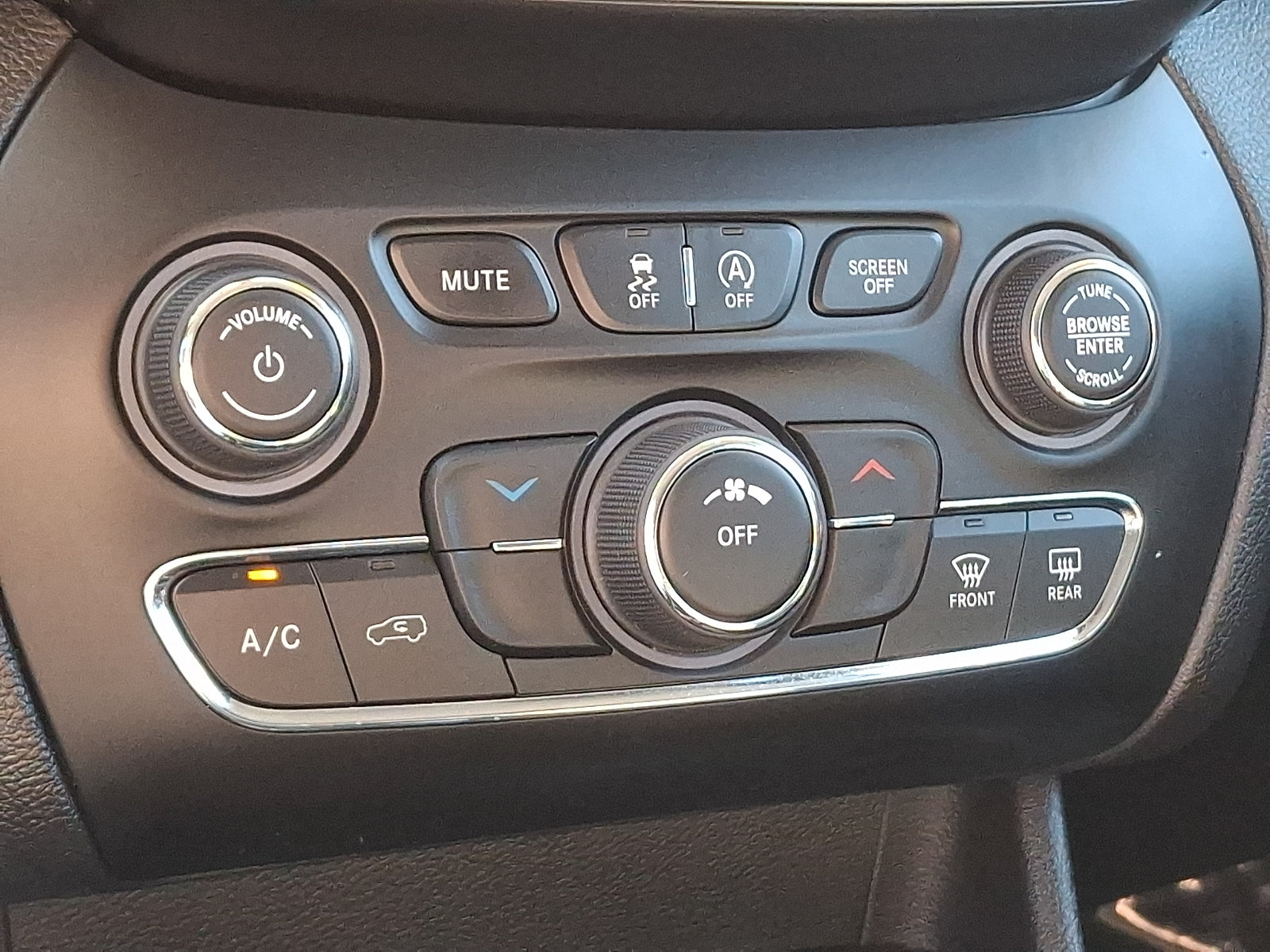 Used 2019 Jeep Cherokee Latitude Plus w/ Cold Weather Group AWD/4WD image 16