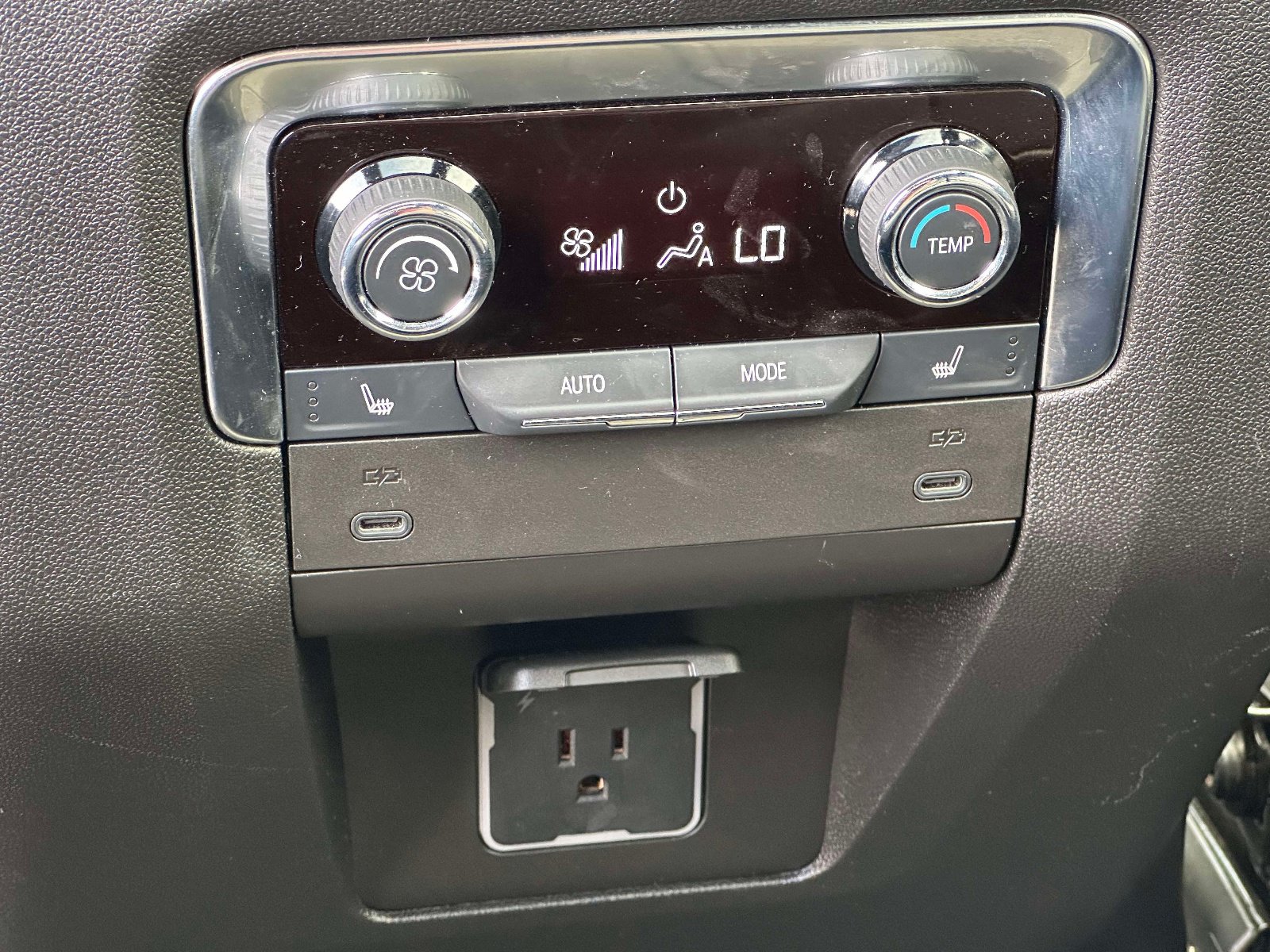 Certified 2025 Chevrolet Suburban RST w/ Comfort Package AWD/4WD image 14