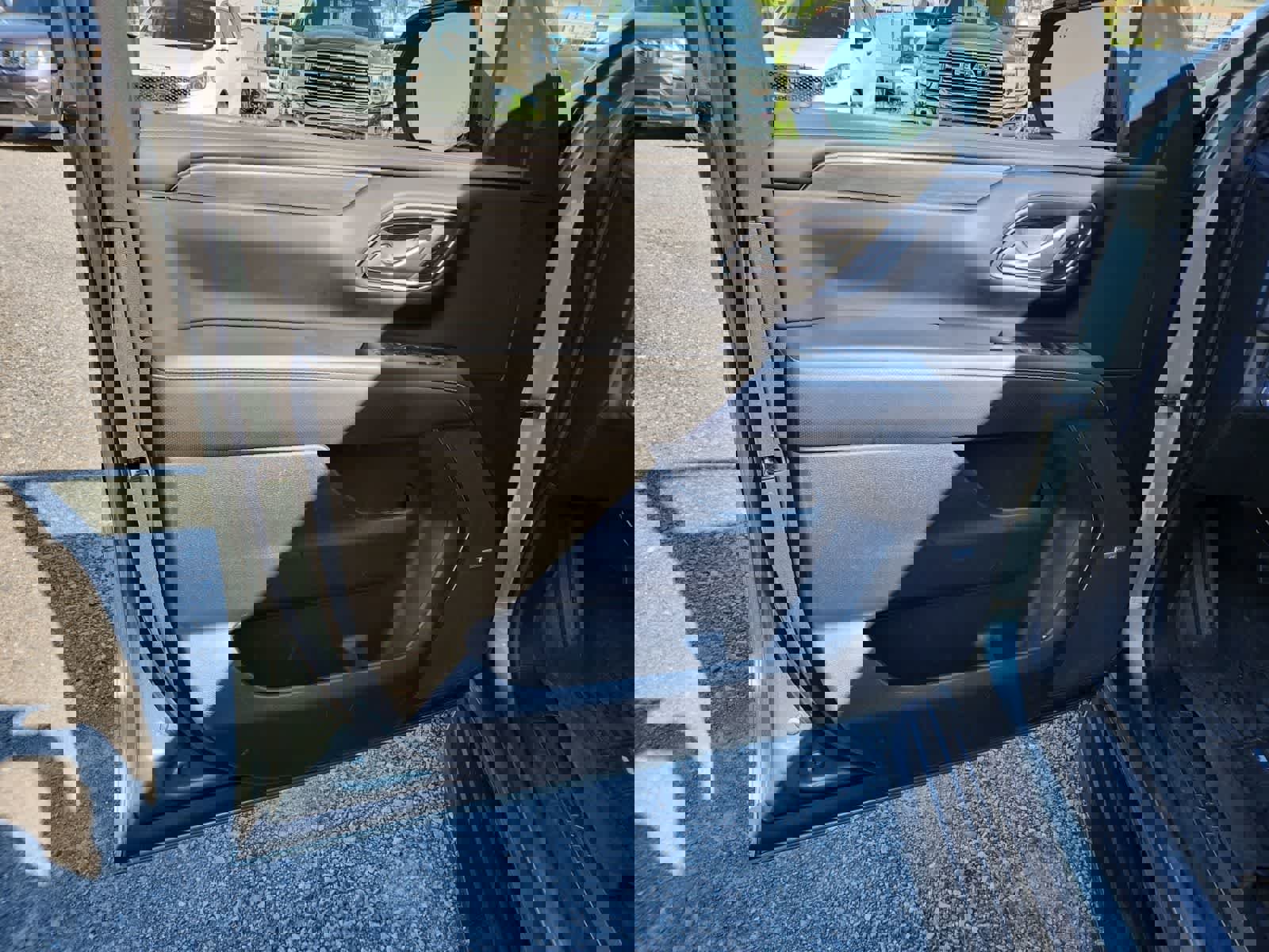 Used 2023 GMC Yukon SLT w/ SLT Premium Package image 16