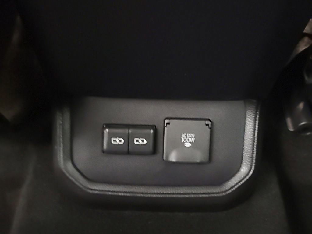 Used 2025 Toyota Highlander Platinum image 24