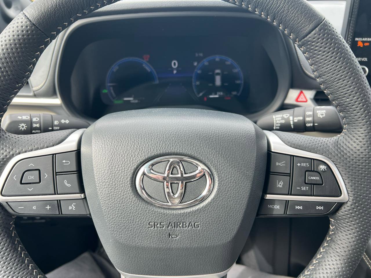 Used 2025 Toyota Sienna Platinum image 24