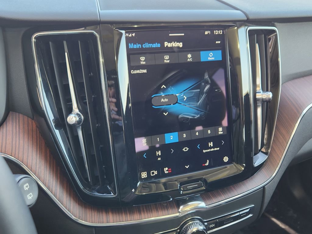 Used 2023 Volvo XC60 B5 Plus image 9