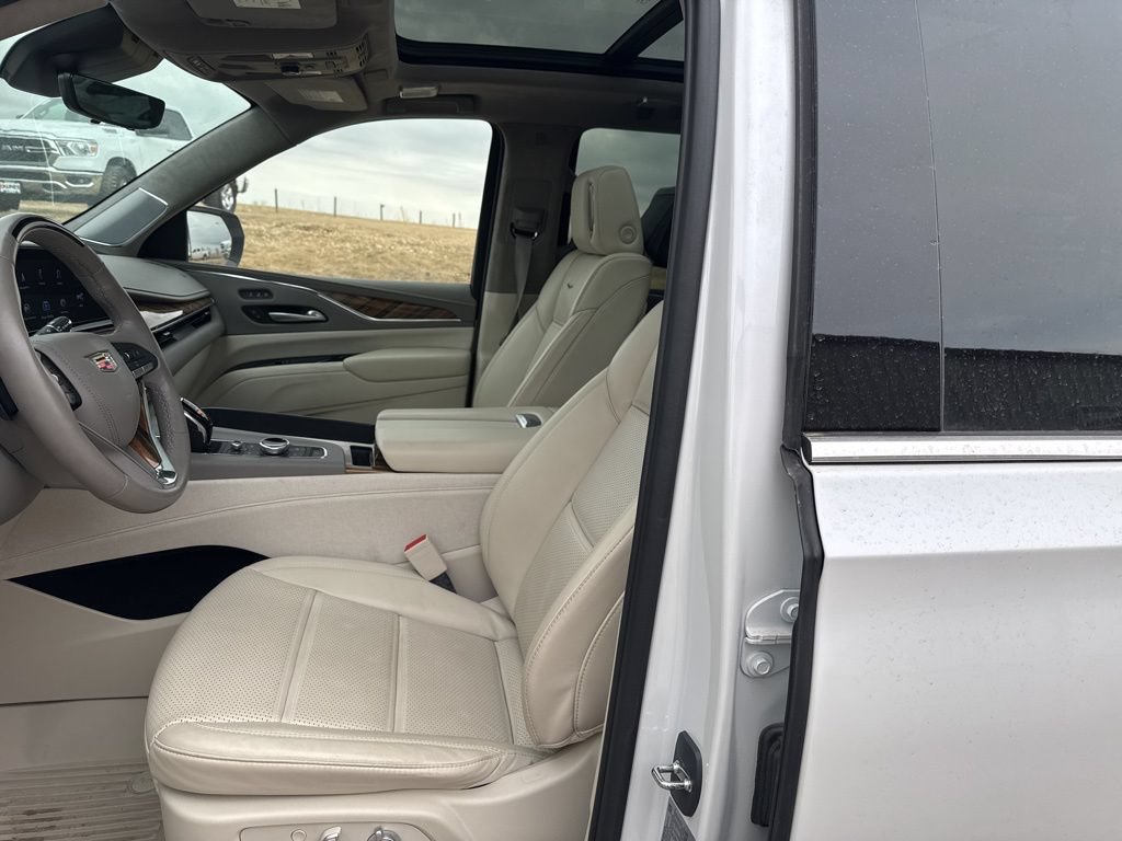 Used 2023 Cadillac Escalade Premium Luxury Platinum w/ Heavy-Duty Trailer Package AWD/4WD image 13