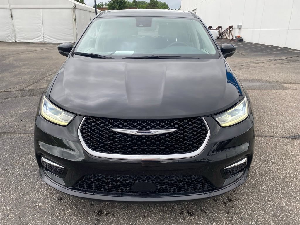 Used 2023 Chrysler Pacifica Touring-L FWD image 2