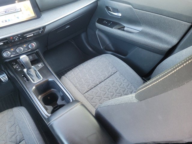 Used 2025 Nissan Kicks SV AWD/4WD image 16