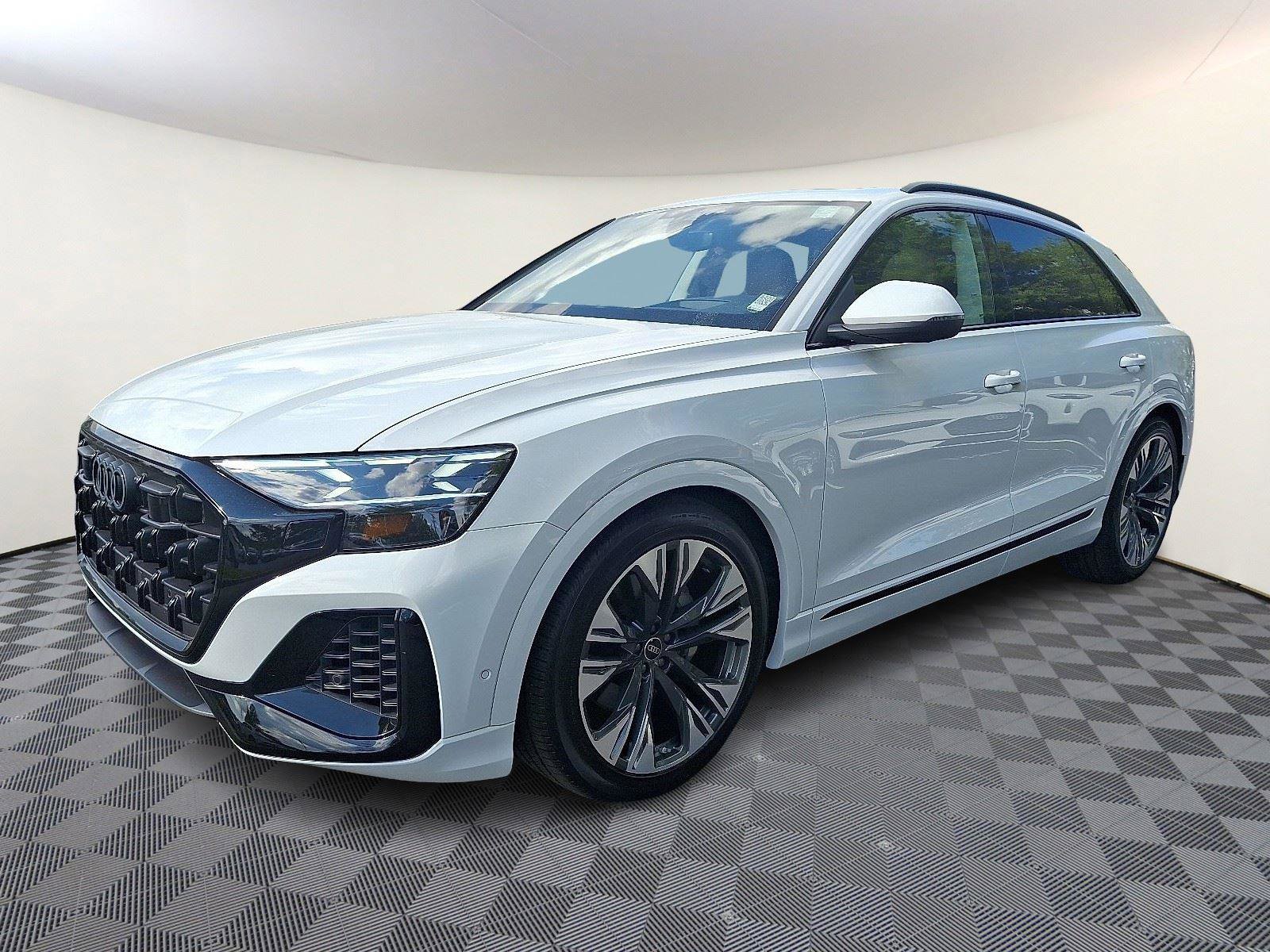 Used 2025 Audi Q8 Prestige w/ Prestige Package image 3