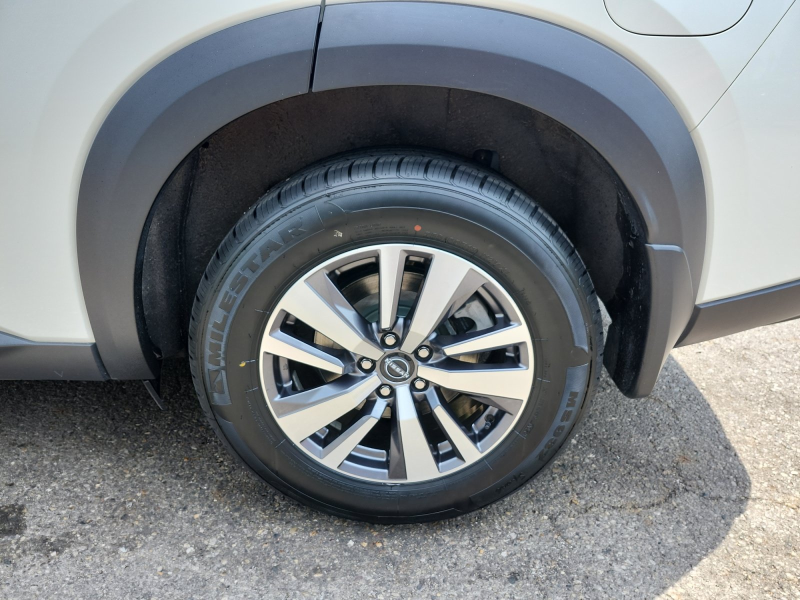 Used 2023 Nissan Pathfinder SL AWD/4WD image 16