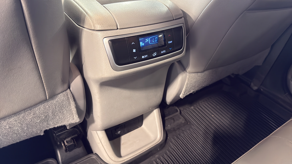 Used 2019 Toyota Highlander XLE AWD/4WD image 17