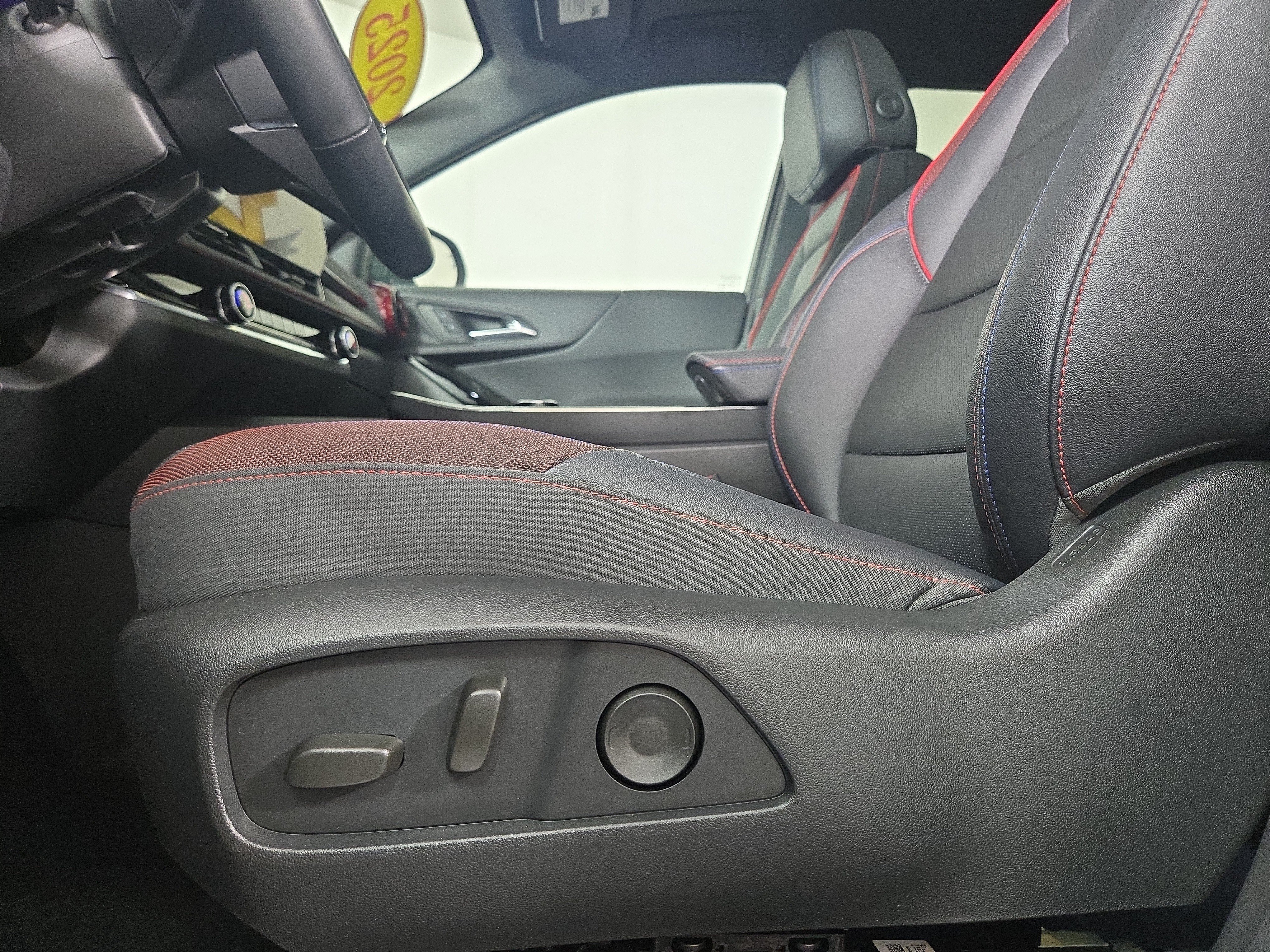 Certified 2025 Chevrolet Equinox RS w/ Safety and Technology Package AWD/4WD image 32