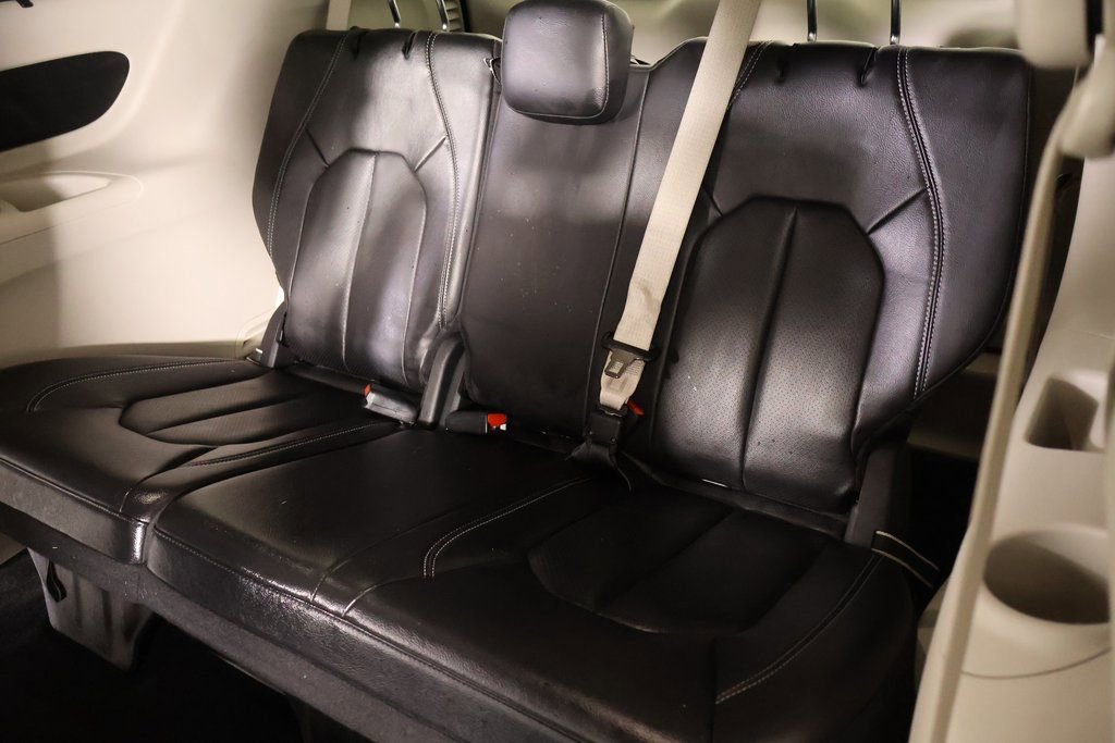 Used 2022 Chrysler Pacifica Touring-L image 12